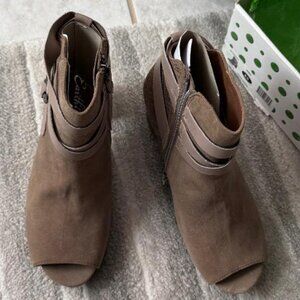 Earthies 8 1/2 Womens Taupe Suede bootie